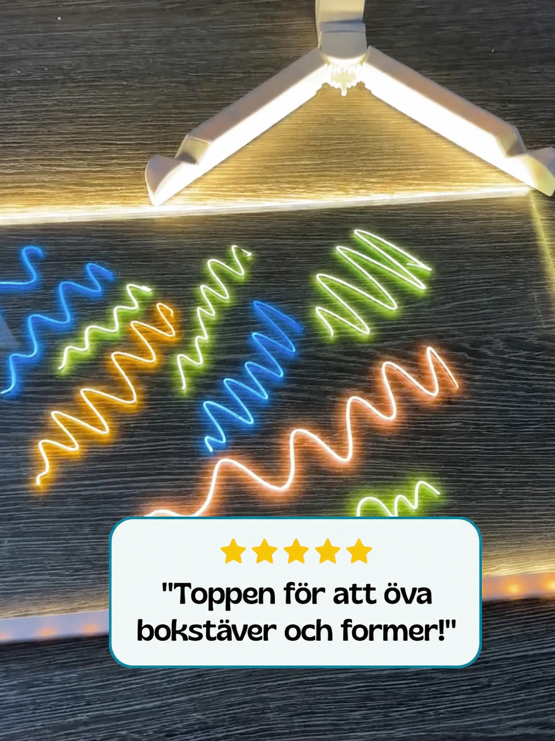 Barn ritar med lysande pennor